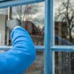 Pourquoi faire nettoyer les vitres de ses locaux d’entreprise à Marseille ?